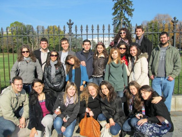 Групата студенти пред Белия дом